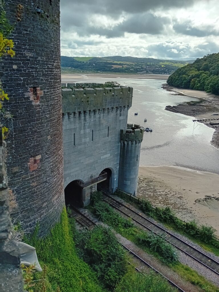 Auf der Burg in Conwy fährt der Zug unter einer Brücke durch.